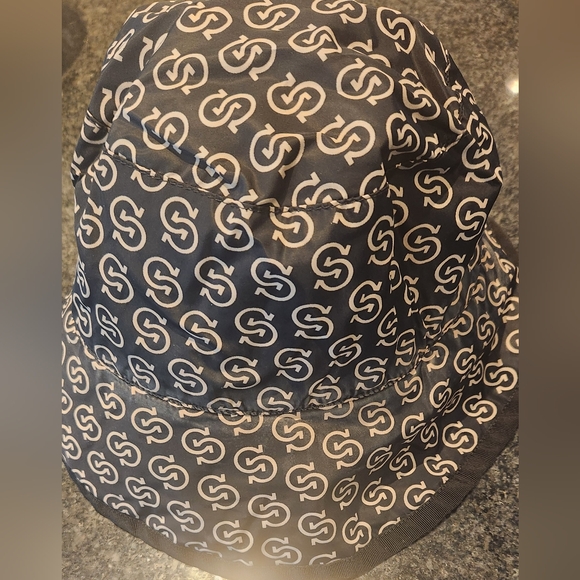 Salvatore Ferragamo Gancini logo Bucket Hat. Luxury Brand. - Picture 3 of 4